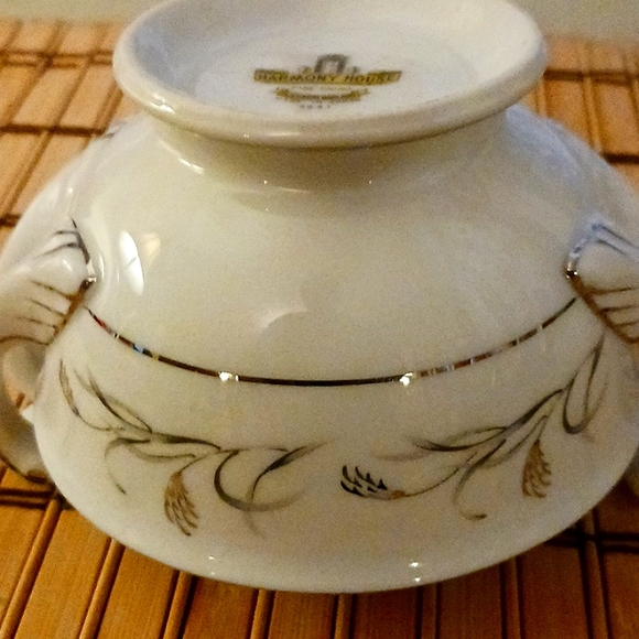 Vintage China - Platinum Garland Sugar Bowl & Lid manufactured by Harmony House - Picture 13 of 16